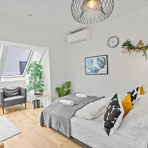 1 Min To Public Transport - 3 Min To Supermarket And Pharmacy - On-site Parking For 19,90 Eur , Viyana Avusturya